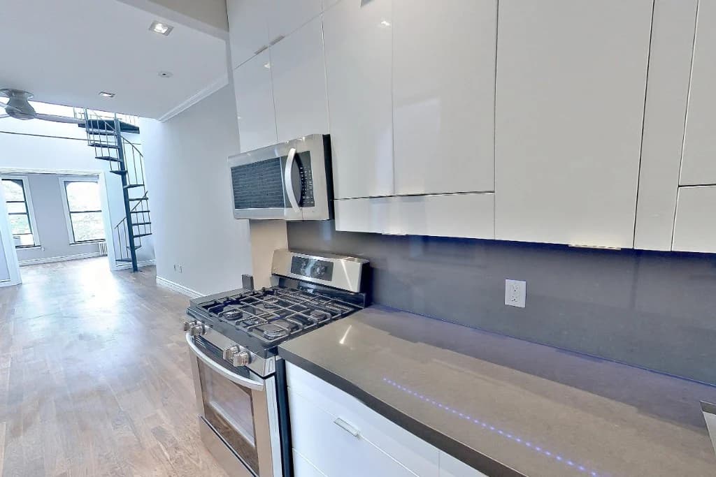 321 E 10TH ST., photo 3