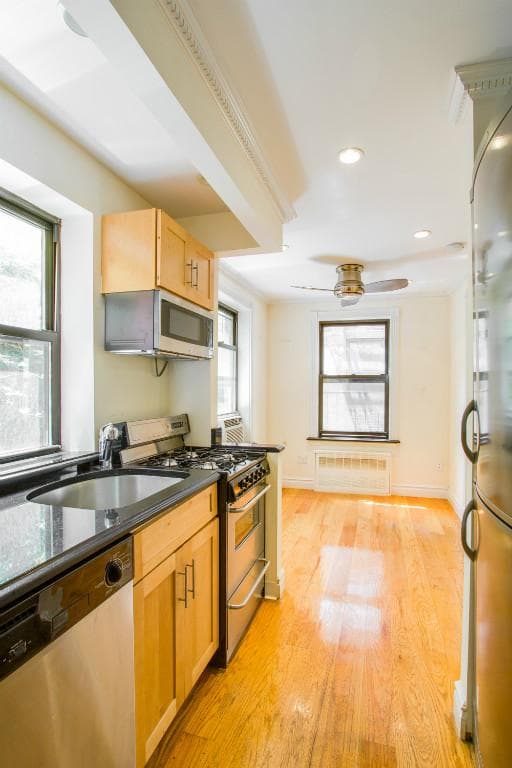233 E 29th St, photo 3