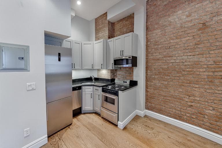 138 E 16th St, photo 3