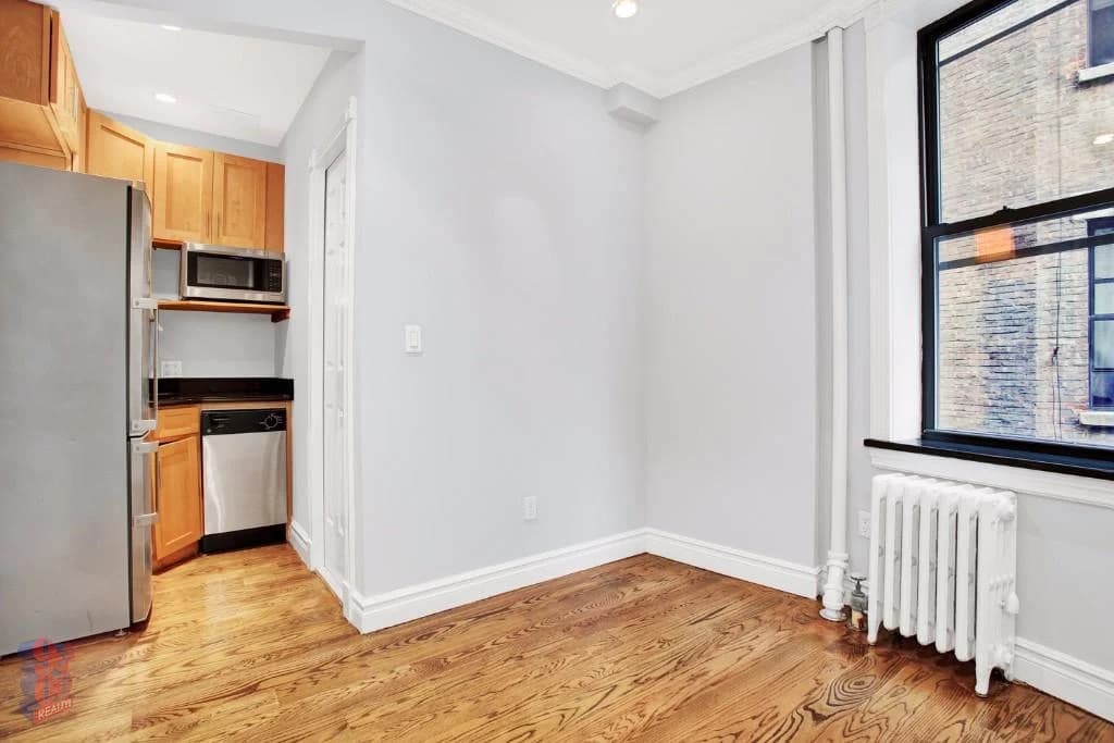 326 East 35th Street, photo 2