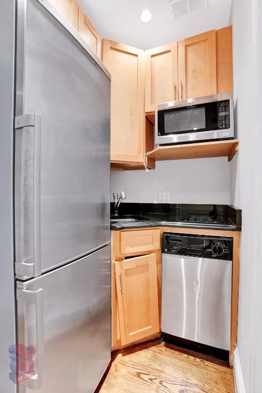 326 East 35th Street, photo 5