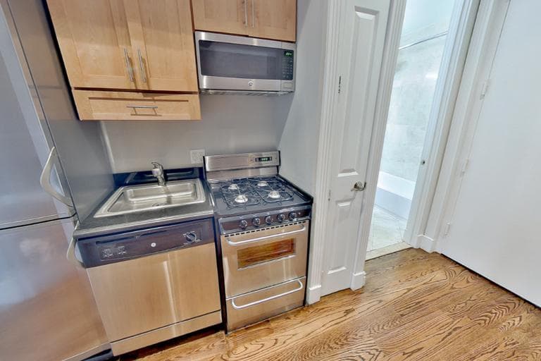 47 1/2 East 1st Street, photo 3