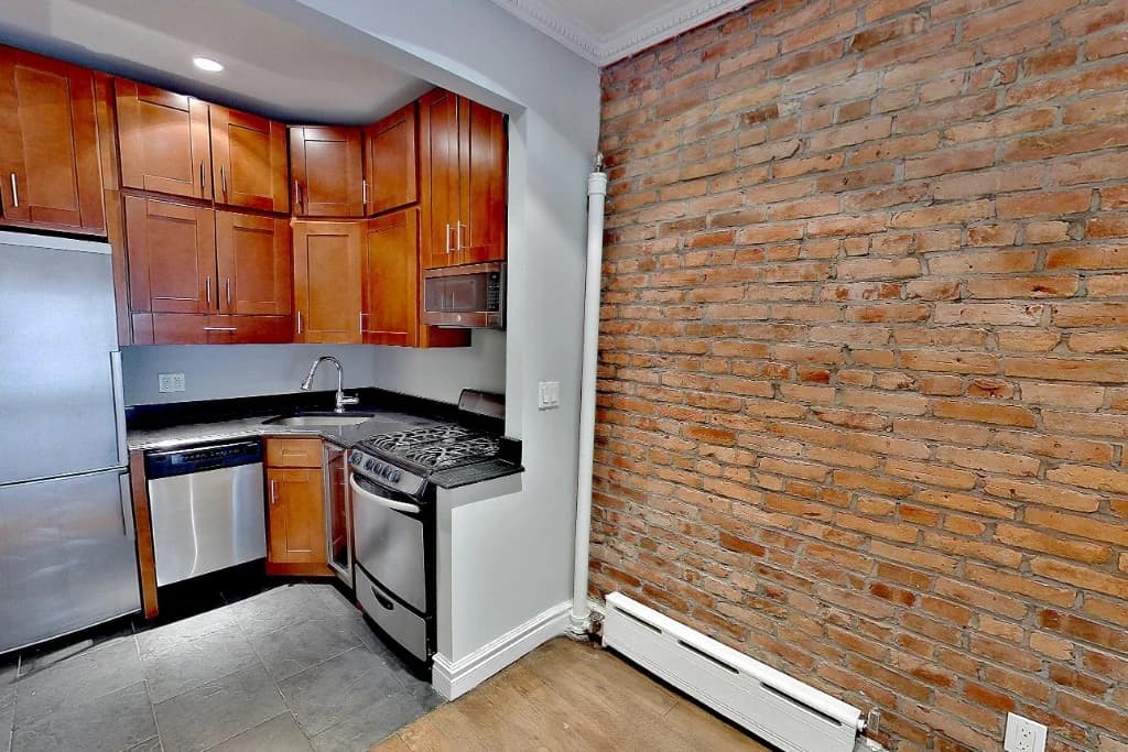 1373 First Avenue, photo 3