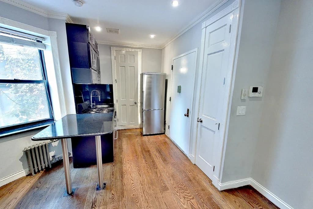 325 E 5TH ST., photo 3