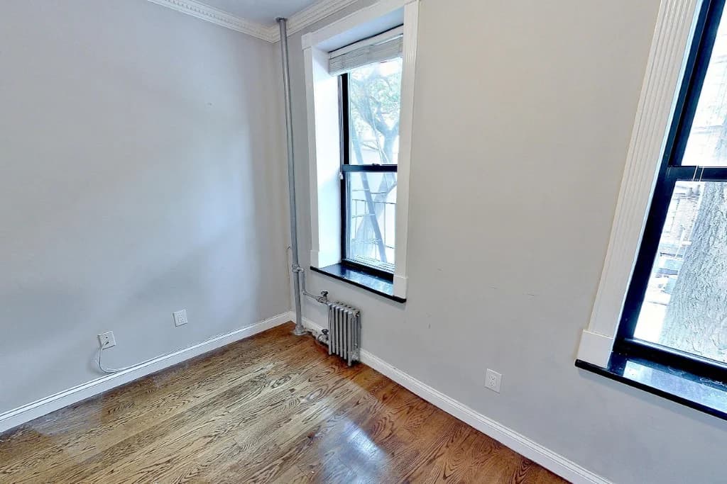 325 E 5TH ST., photo 2