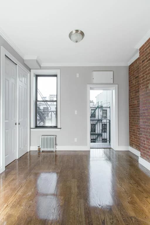 252 Mott St, photo 3