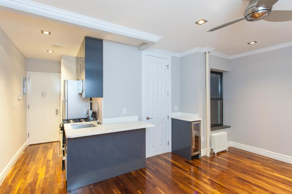 1590 Lexington AVE