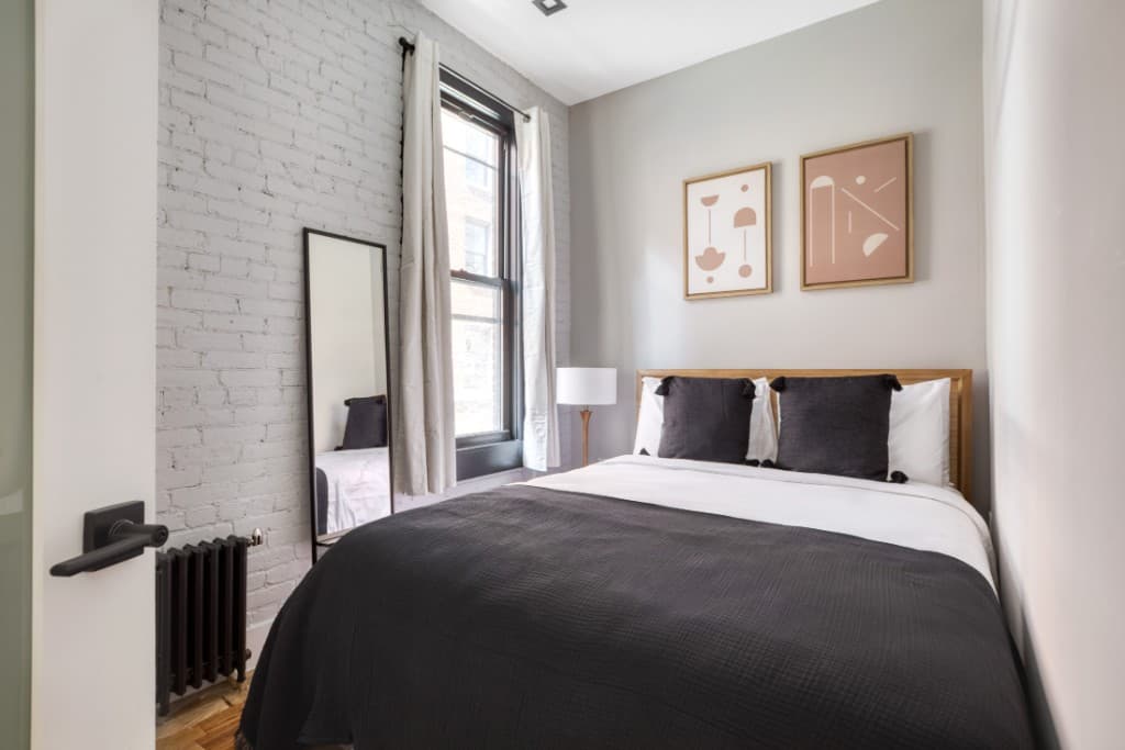 273 W 10th St