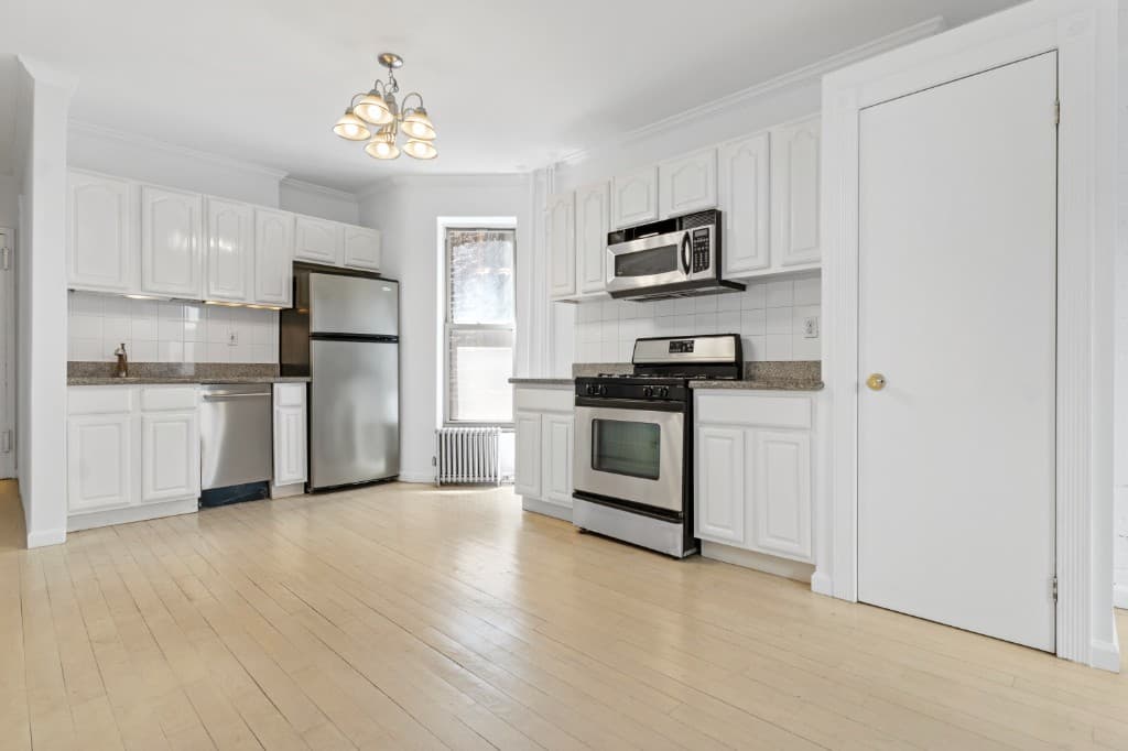 3 bed apartment at 552 Broome Street, Unit 2B, Hudson Square, photo 1 of 8