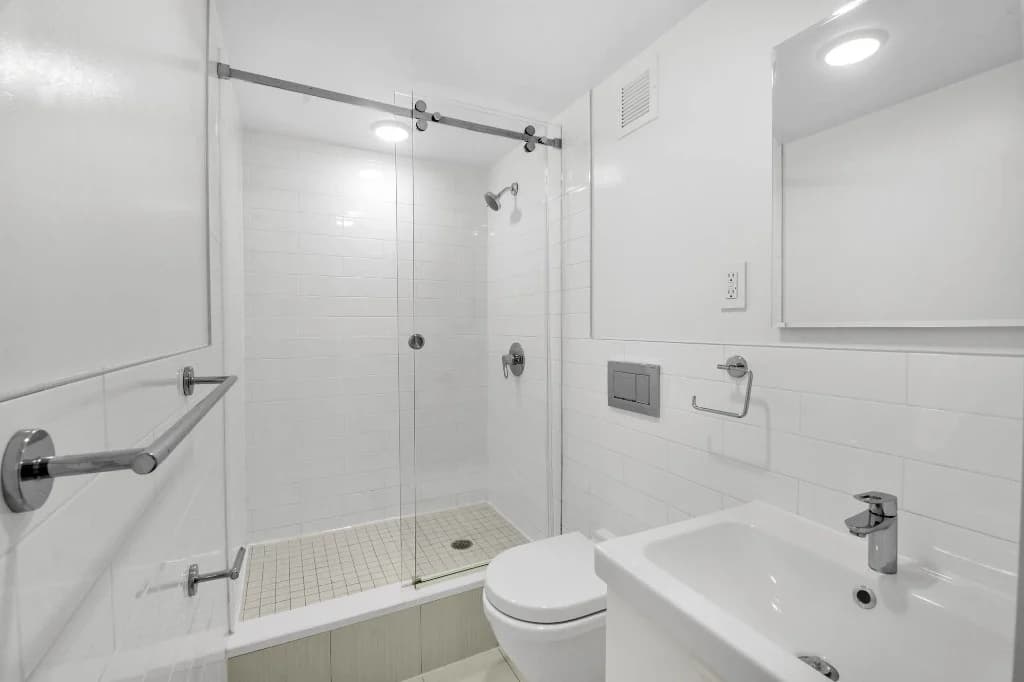 1 bed apartment at 220 East 22nd Street, Unit 0GLE, Gramercy Park, photo 3 of 9