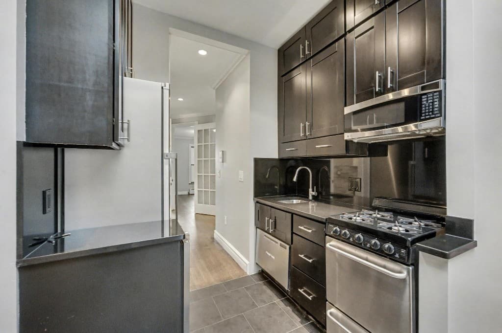420 W 51st ST