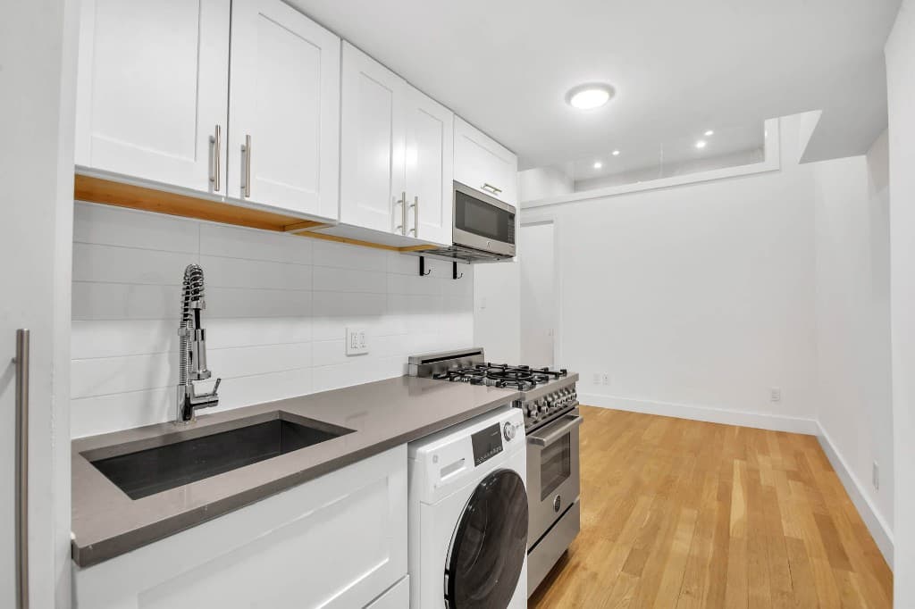 2 bed apartment at 220 East 22nd Street, Unit 6D, Gramercy Park, photo 1 of 10