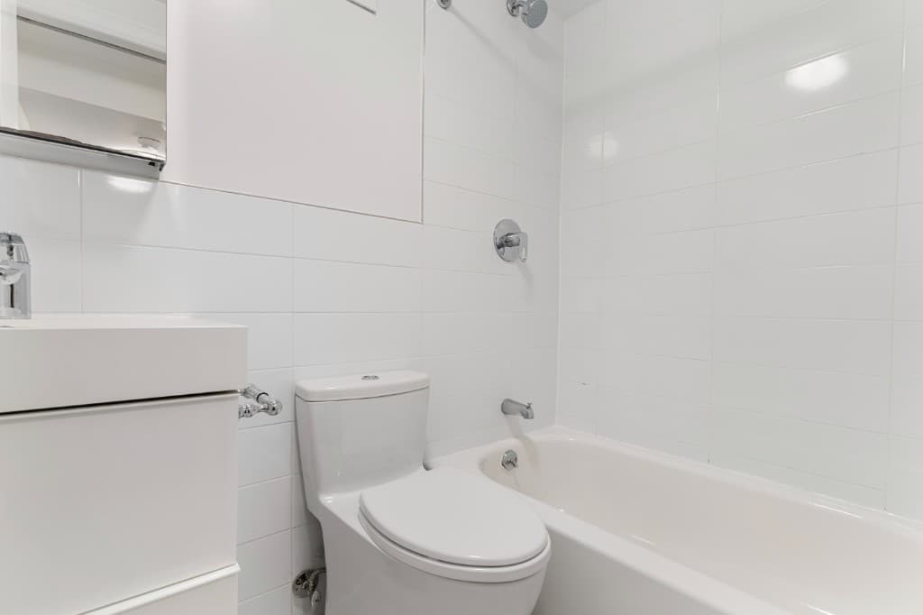 3 bed apartment at 210 East 22nd Street, Unit 1A, Gramercy Park, photo 6 of 12