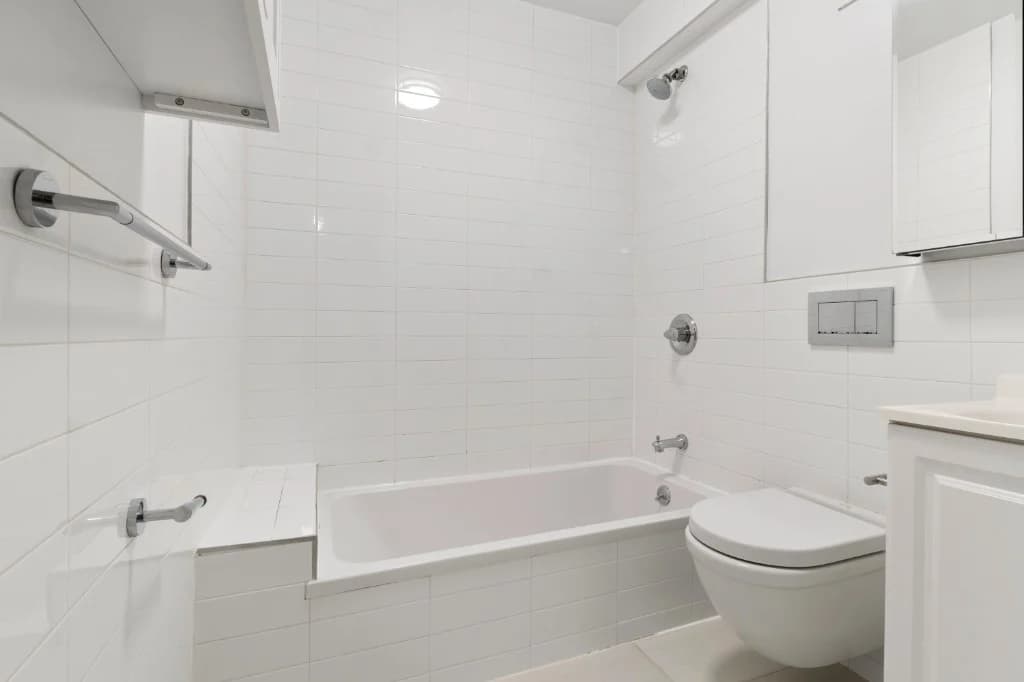 3 bed apartment at 210 East 22nd Street, Unit 1M, Gramercy Park, photo 4 of 12