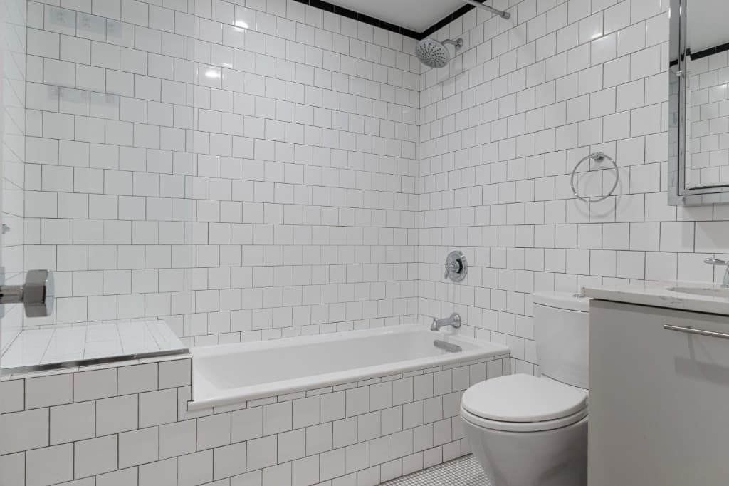 4 bed apartment at 47 Clinton Street, Unit 6, Lower East Side, photo 7 of 8