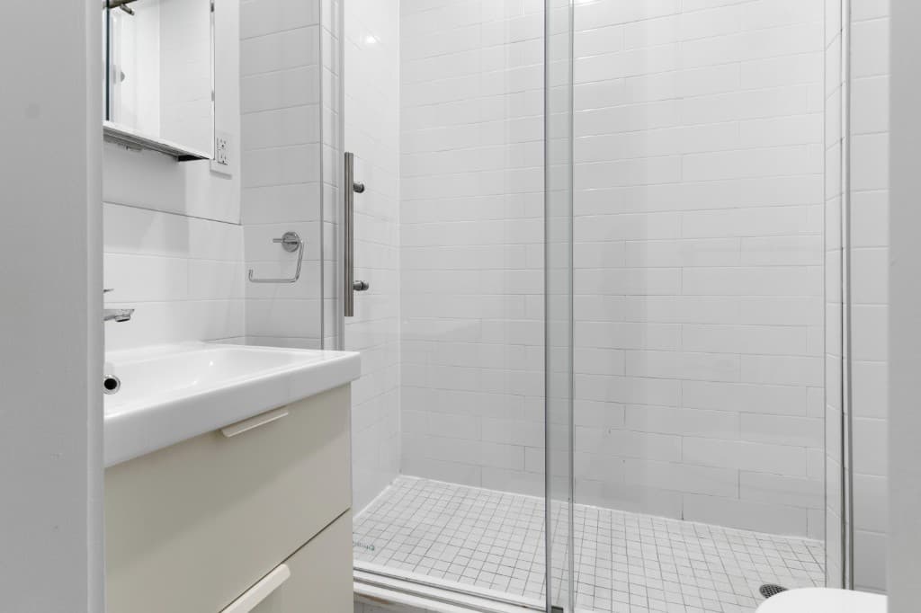 2 bed apartment at 220 East 22nd Street, Unit 4O, Gramercy Park, photo 8 of 16