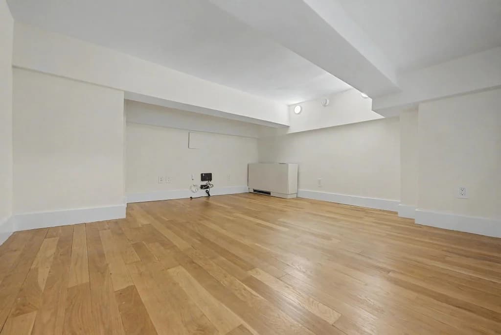 2 bed apartment at 220 East 22nd Street, Unit 3U, Gramercy Park, photo 5 of 19