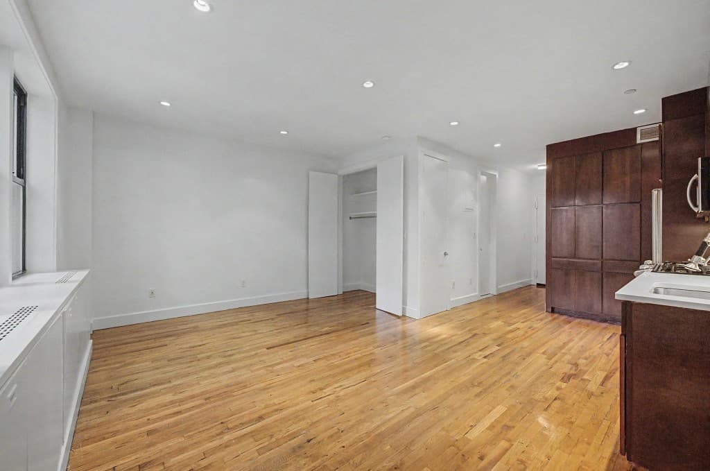 Studio apartment at 156 Prince Street, Unit 2B, SoHo, photo 5 of 8