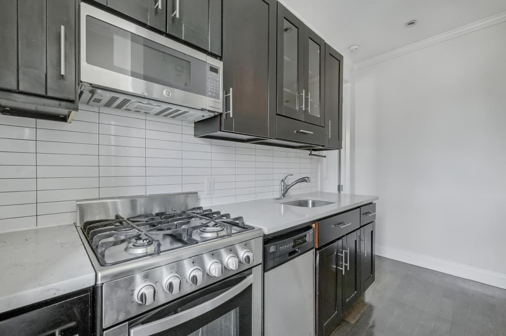 2 bed apartment at 329 Union Street, Unit 2B, Carroll Gardens, photo 2 of 11