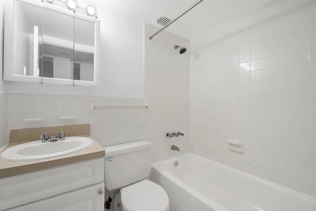 3 bed apartment at 220 East 22nd Street, Unit 6P, Gramercy Park, photo 5 of 11