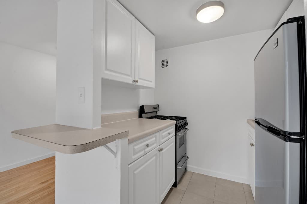 4 bed apartment at 220 East 22nd Street, Unit 6O, Gramercy Park, photo 1 of 13