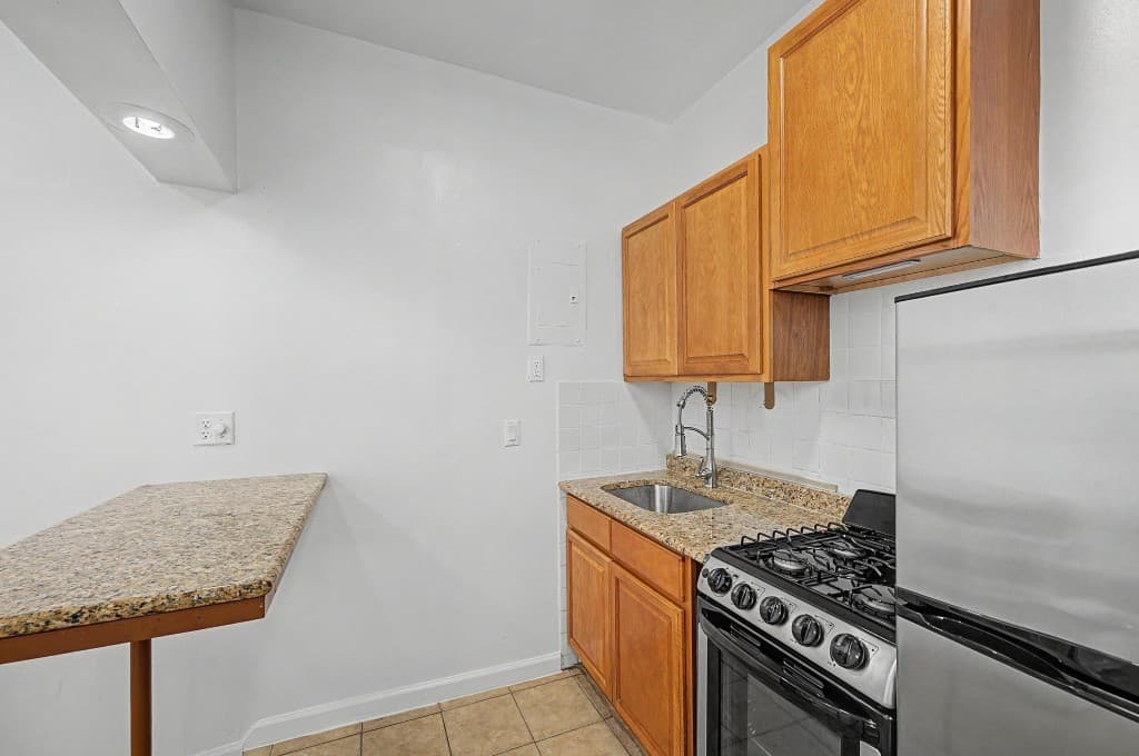 90 Stanton Street, photo 2