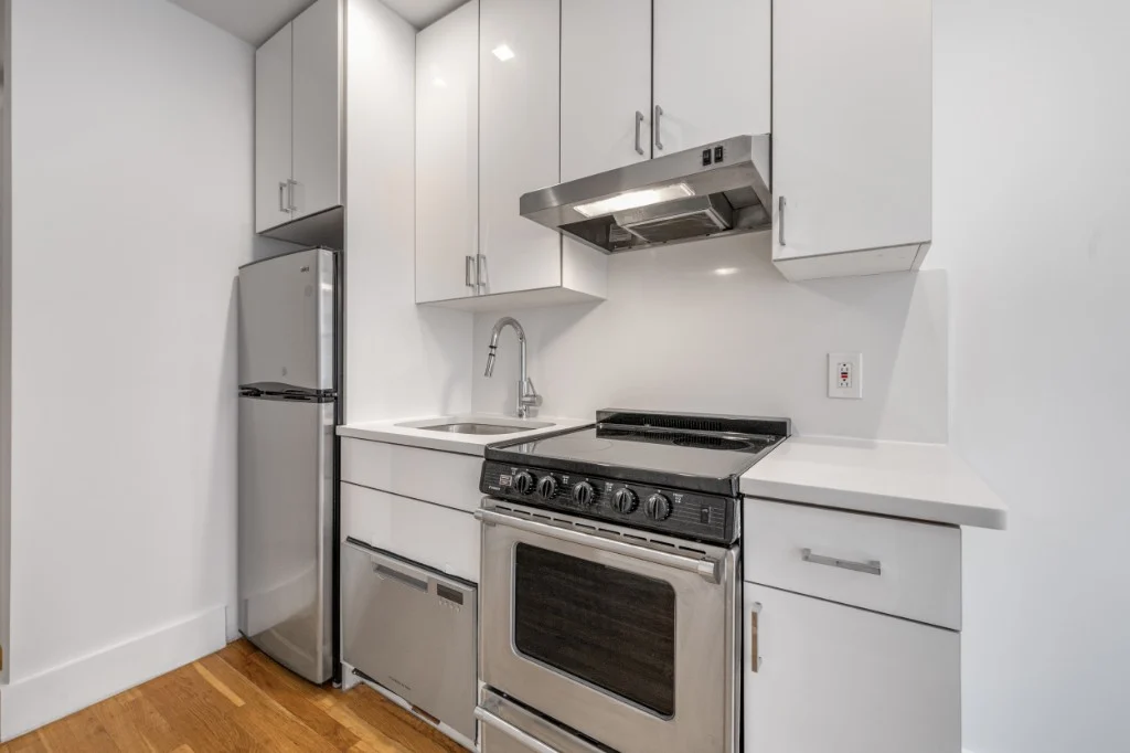 437 East 9th Street, photo 3