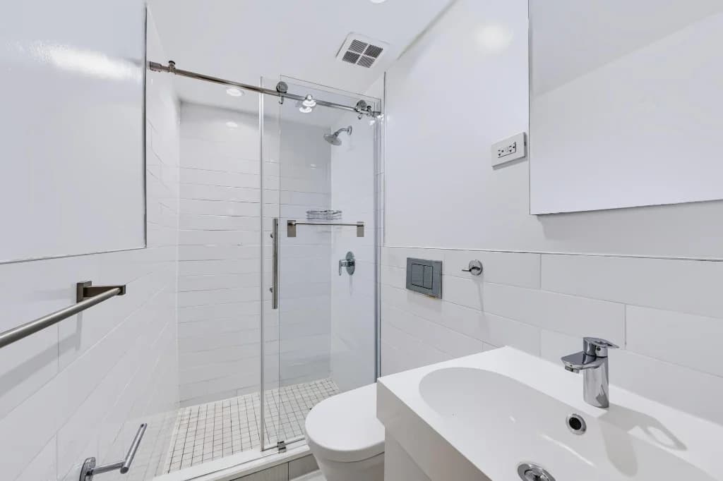 1 bed apartment at 220 East 22nd Street, Unit GLE, Gramercy Park, photo 5 of 11