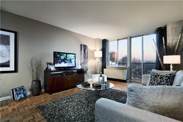 1 bed apartment at 560 West 43rd Street, Unit 22E, Hell's Kitchen, photo 2 of 8