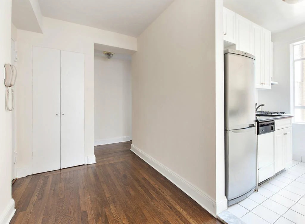 1 bed apartment at 240 Central Park South, Unit 18E, Upper East Side, photo 2 of 7