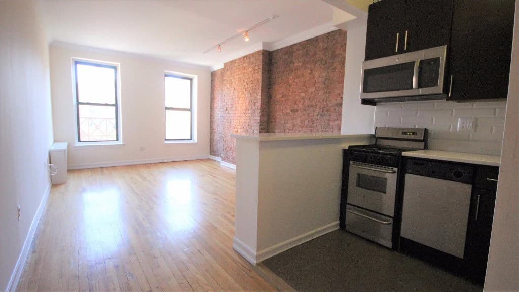 906 Amsterdam Avenue, photo 2
