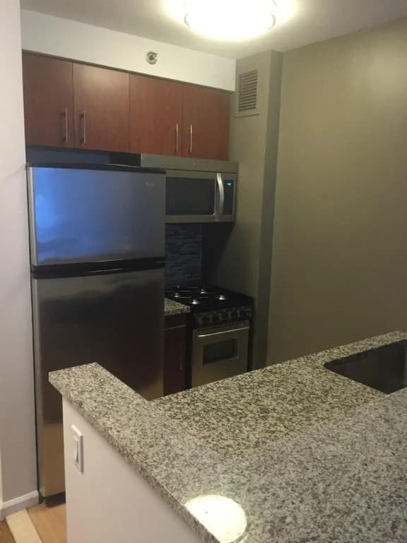 Studio apartment at 120 West 21st Street, Unit 318, Chelsea, photo 2 of 8