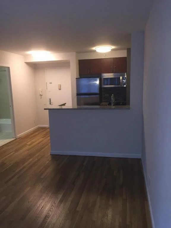 Studio apartment at 120 West 21st Street, Unit 318, Chelsea, photo 3 of 8