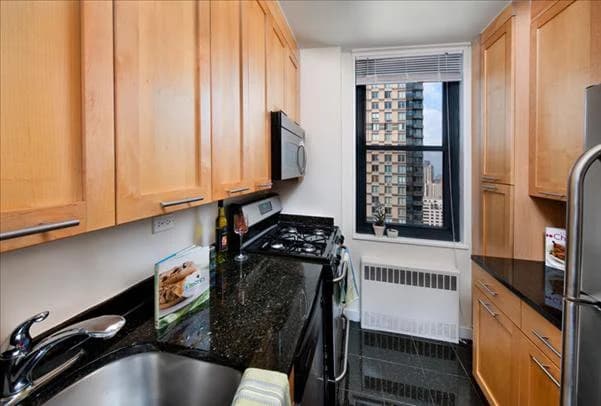 303 East 83rd Street, photo 3