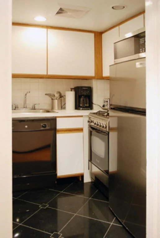 1 bed apartment at 145 West 58th Street, Unit 6M, Midtown West, photo 2 of 5