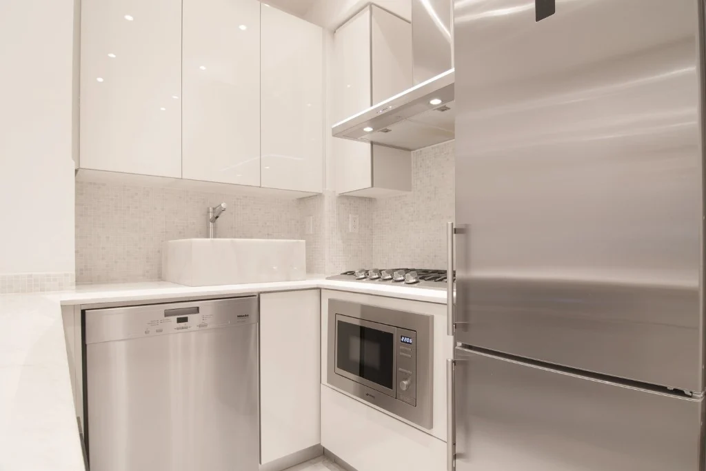 1 bed apartment at 145 West 58th Street, Unit 7M, Midtown West, photo 7 of 9
