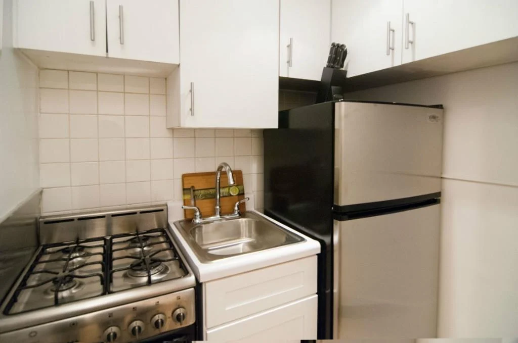 Studio apartment at 145 West 58th Street, Unit 3L, Midtown West, photo 3 of 5