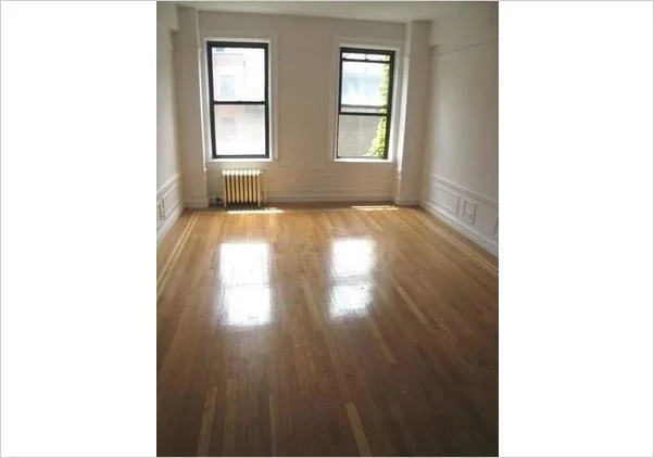 156 E 37th St, photo 3