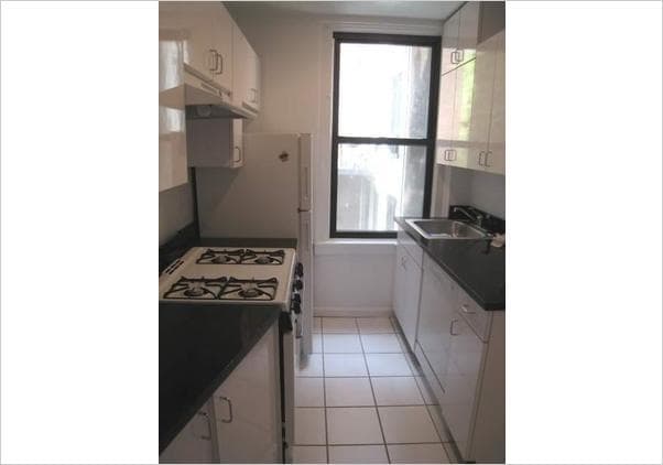 156 E 37th St, photo 2