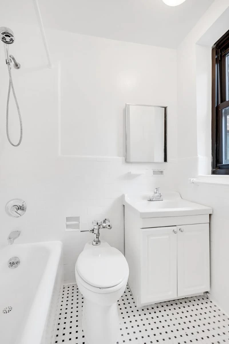 Studio apartment at 245 East 72nd Street, Unit 8H, Upper East Side, photo 7 of 9