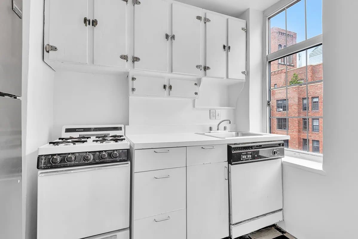 Studio apartment at 405 West 23rd Street, Unit 16I, Chelsea, photo 6 of 8