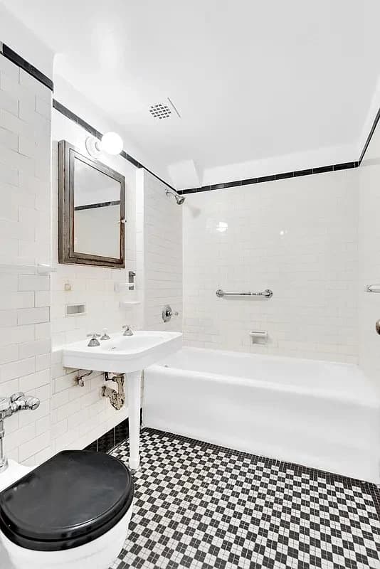 Studio apartment at 405 West 23rd Street, Unit 16I, Chelsea, photo 7 of 8