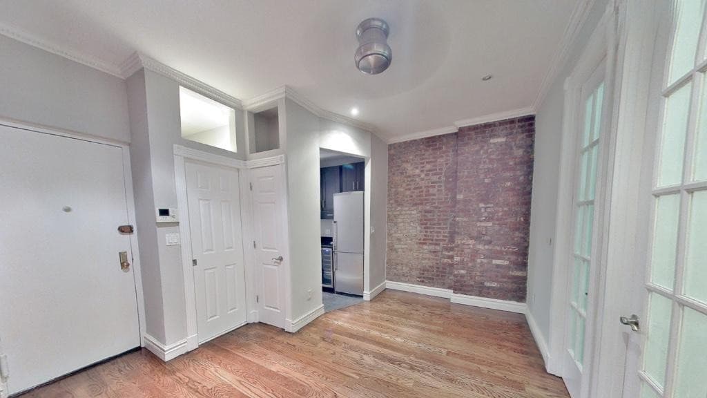 230 East 32nd Street, photo 2