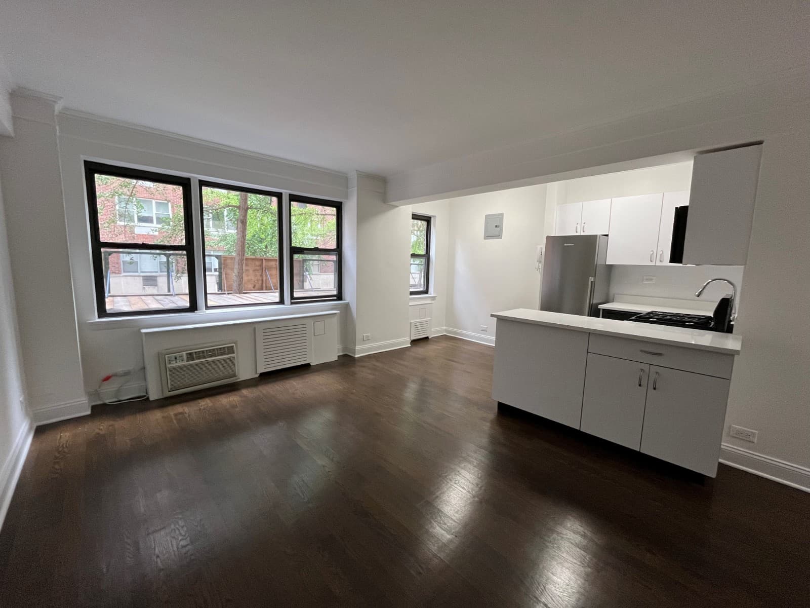 Studio apartment at 20 Beekman PL, Unit 5E, Midtown East, photo 1 of 9