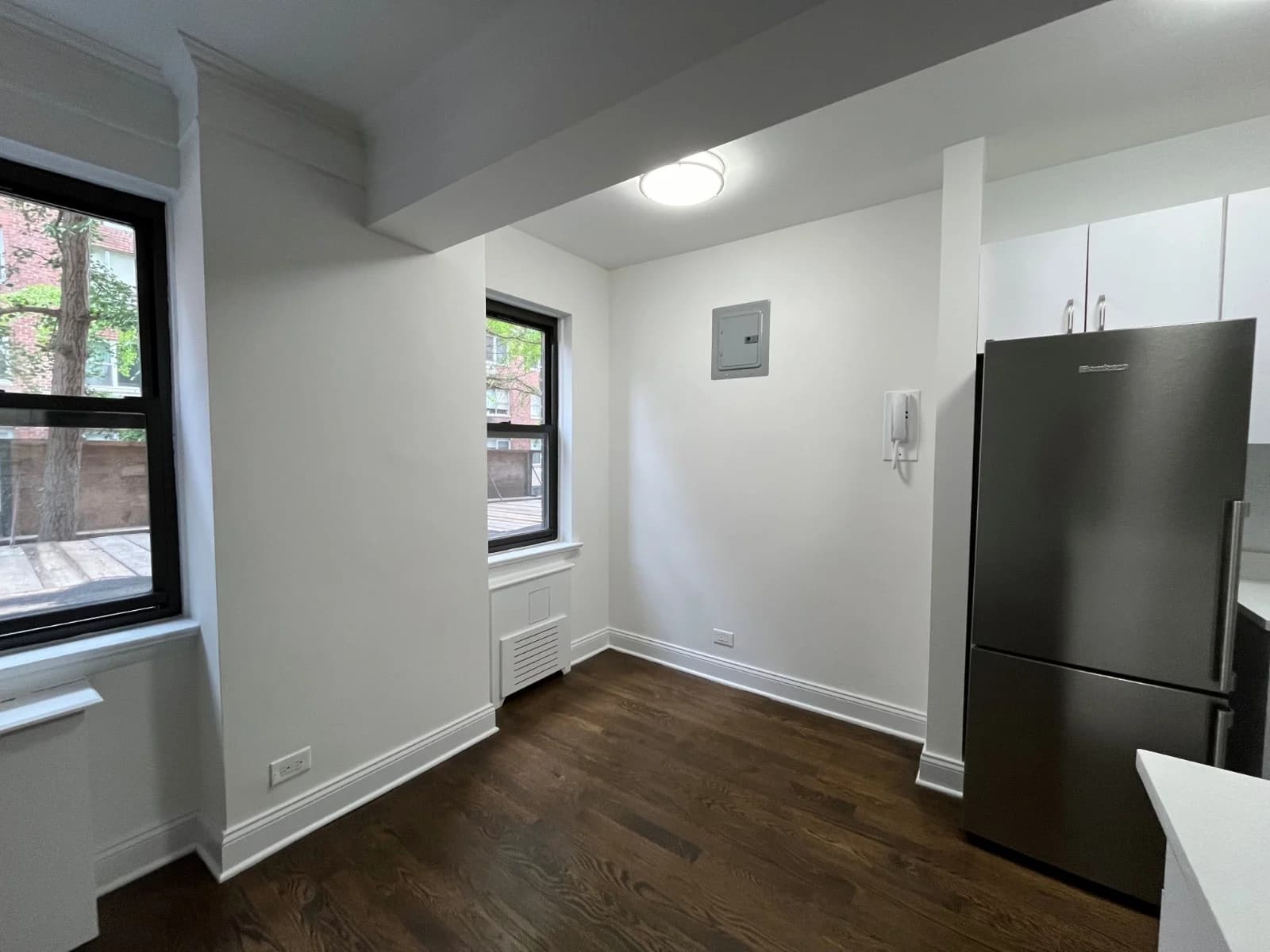 Studio apartment at 20 Beekman PL, Unit 5E, Midtown East, photo 3 of 9
