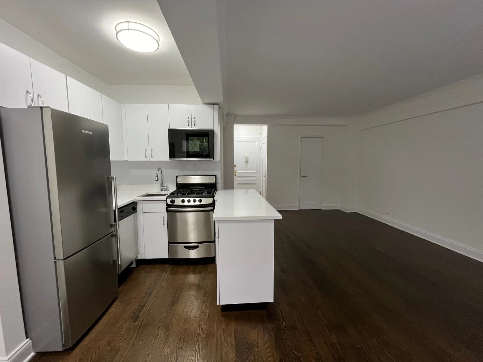 Studio apartment at 20 Beekman PL, Unit 5E, Midtown East, photo 2 of 9