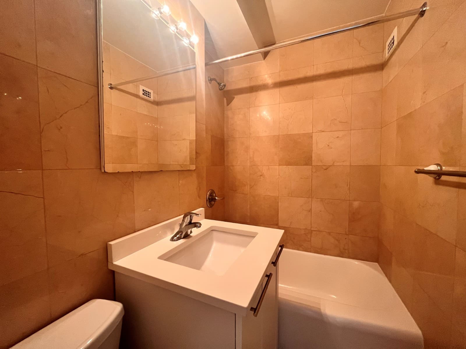 1 bed apartment at 435 E 79th St, Unit 8W, Upper East Side, photo 3 of 4