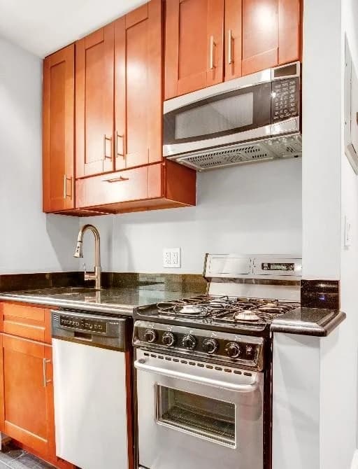 1 bed apartment at 345 West 53rd Street, Unit 4C, Hell's Kitchen, photo 3 of 5