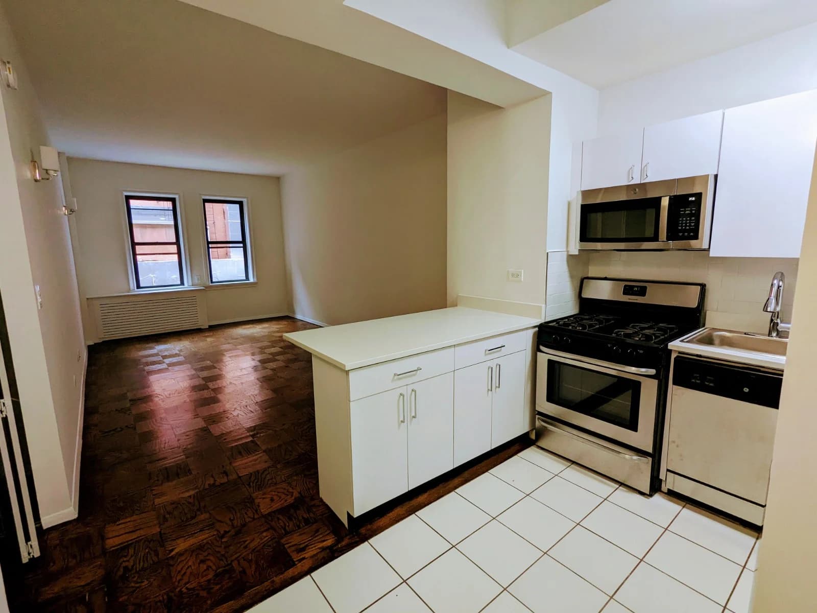 Studio apartment at 235 W 22nd St, Unit 2Y, Chelsea, photo 4 of 7