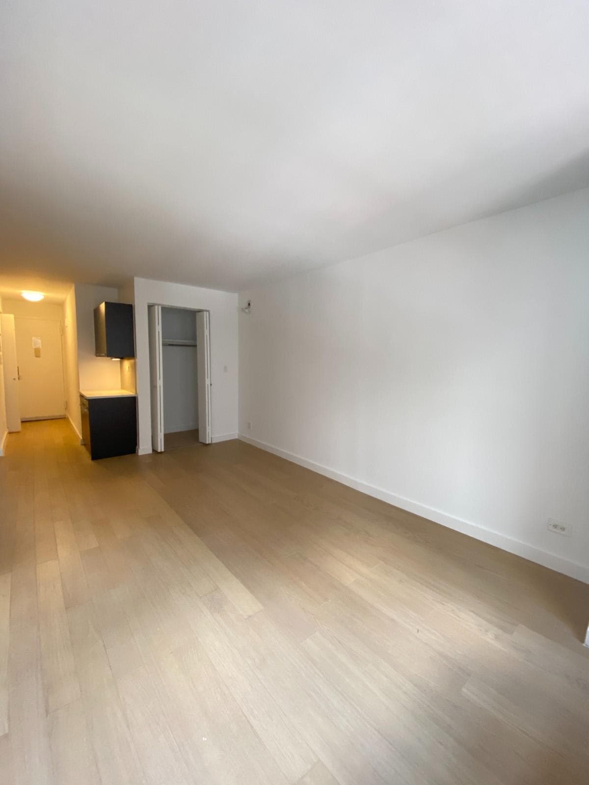 Studio apartment at 222 E 39th ST, Unit 25F, Murray Hill, photo 1 of 6